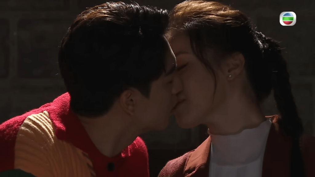 二人竟然在葉蒨文面前深情一吻！